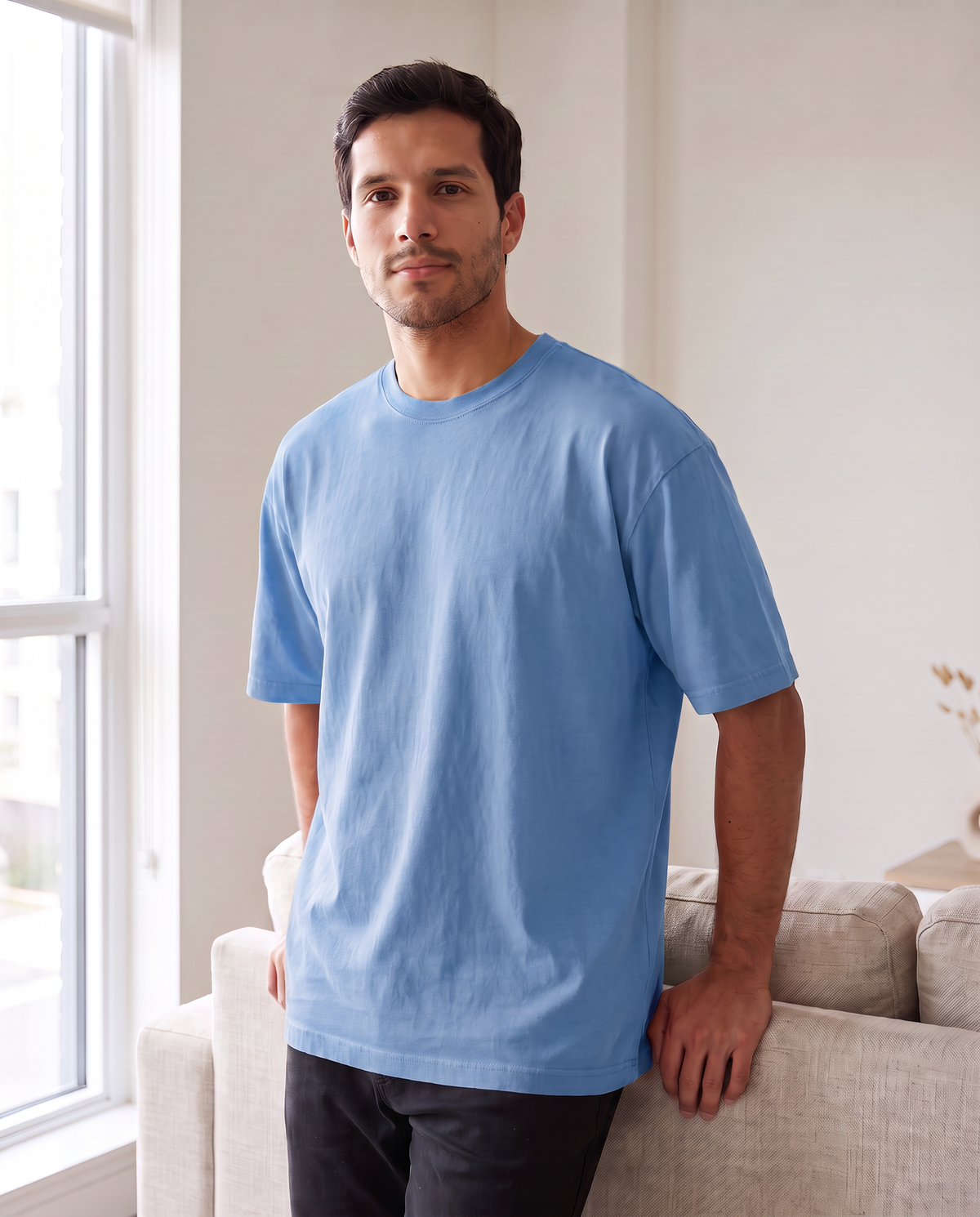 Remera oversize de hombre color celeste en interior