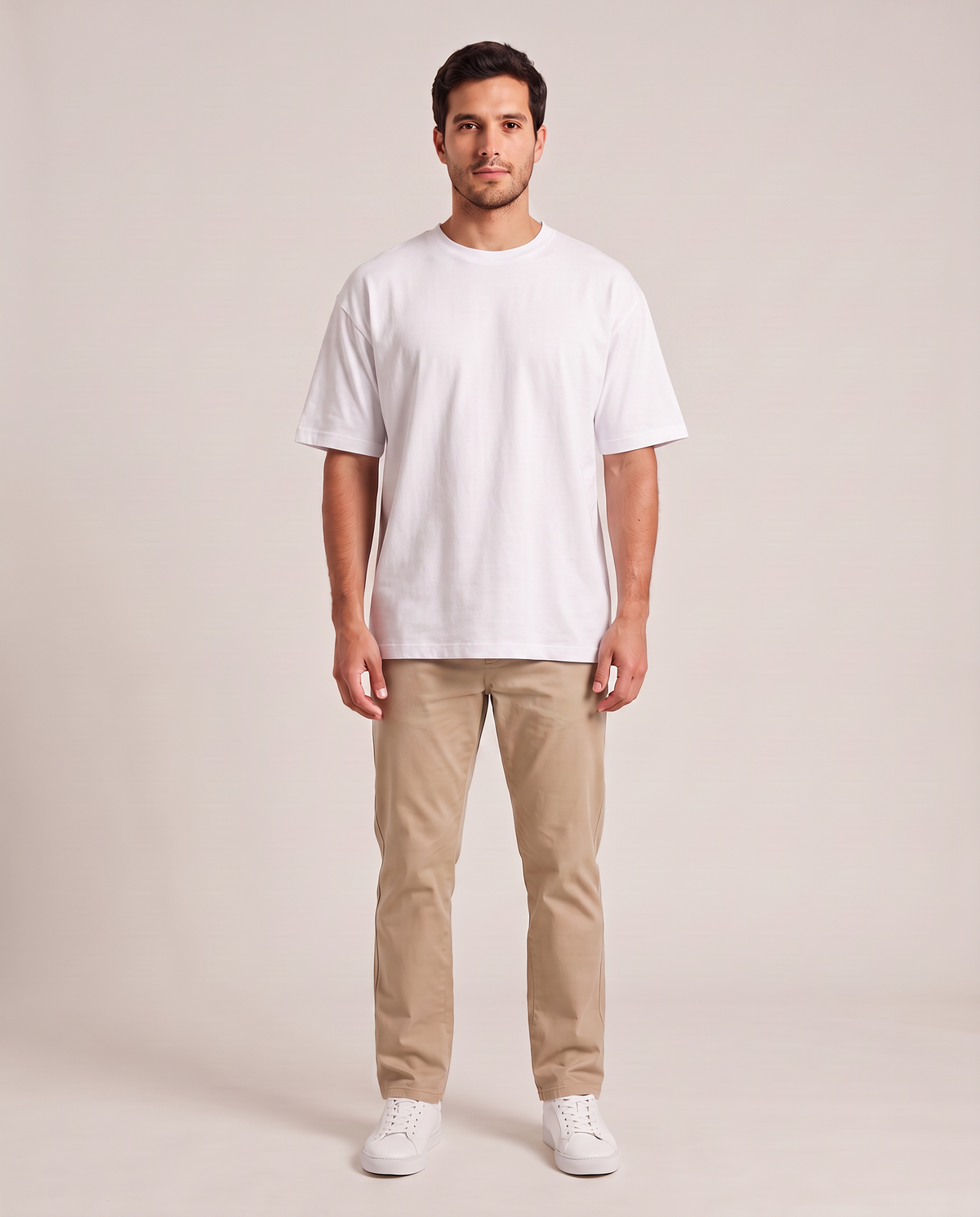 Remera oversize de hombre color blanco de frente, fondo de estudio