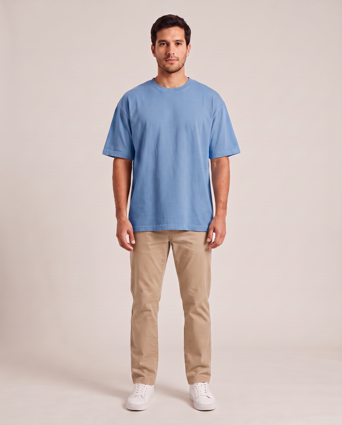 Remera oversize de hombre color celeste de frente, fondo de estudio