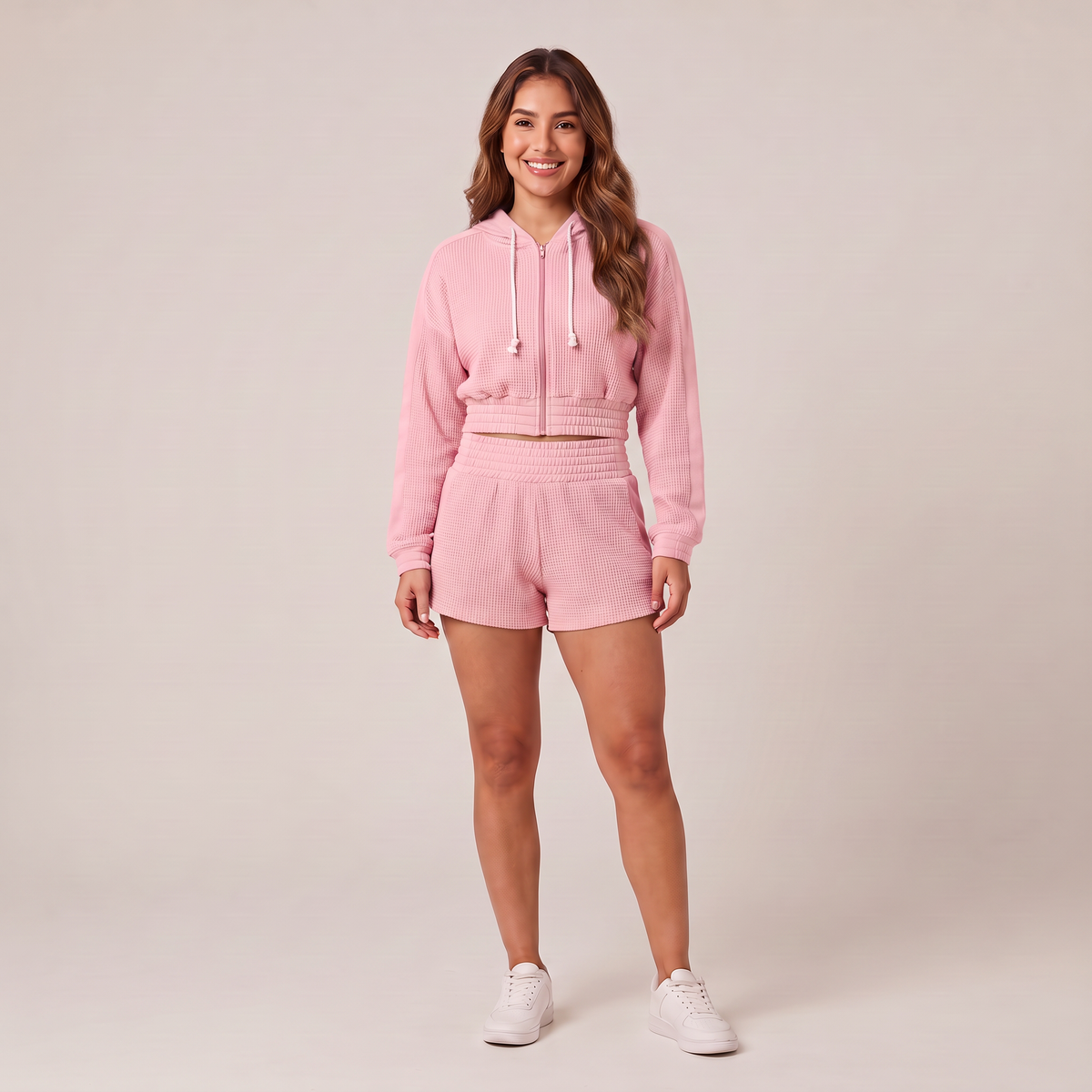 Conjunto waffle rosa de mujer: campera corta con capucha y short de tiro alto