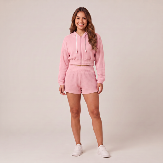 Conjunto waffle rosa de mujer: campera corta con capucha y short de tiro alto