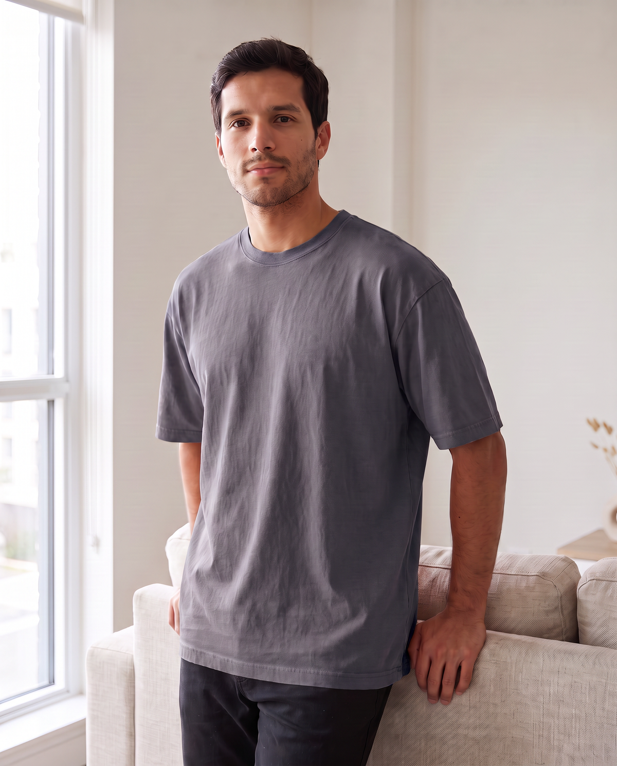 Remera oversize de hombre color gris oscuro en interior