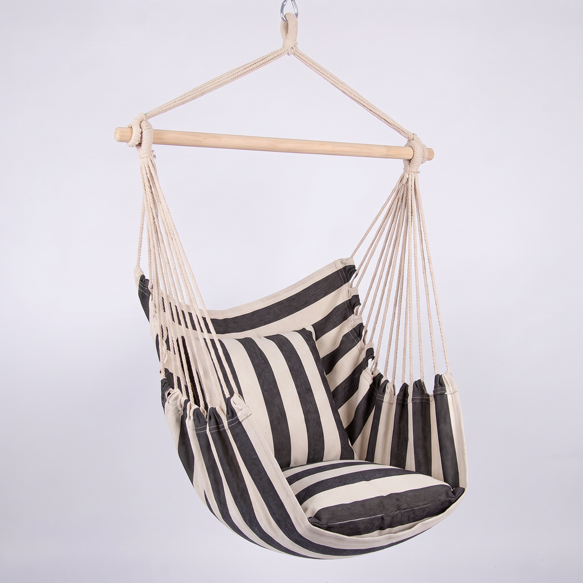 Hamaca sillón colgante con almohadones negro y blanco