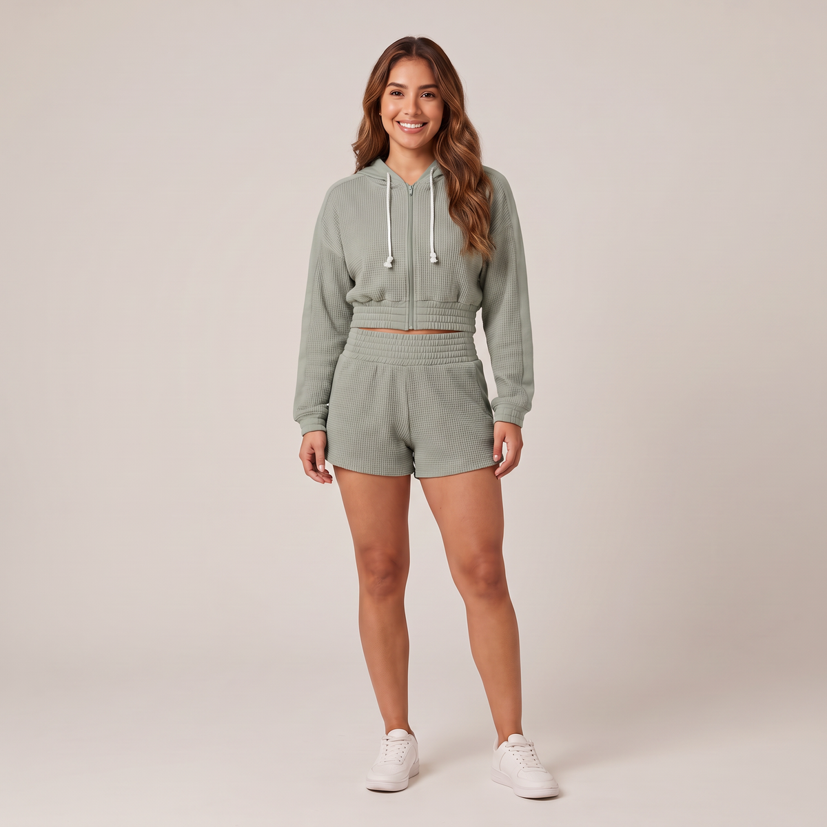 Conjunto waffle verde de mujer: campera corta con capucha y short de tiro alto