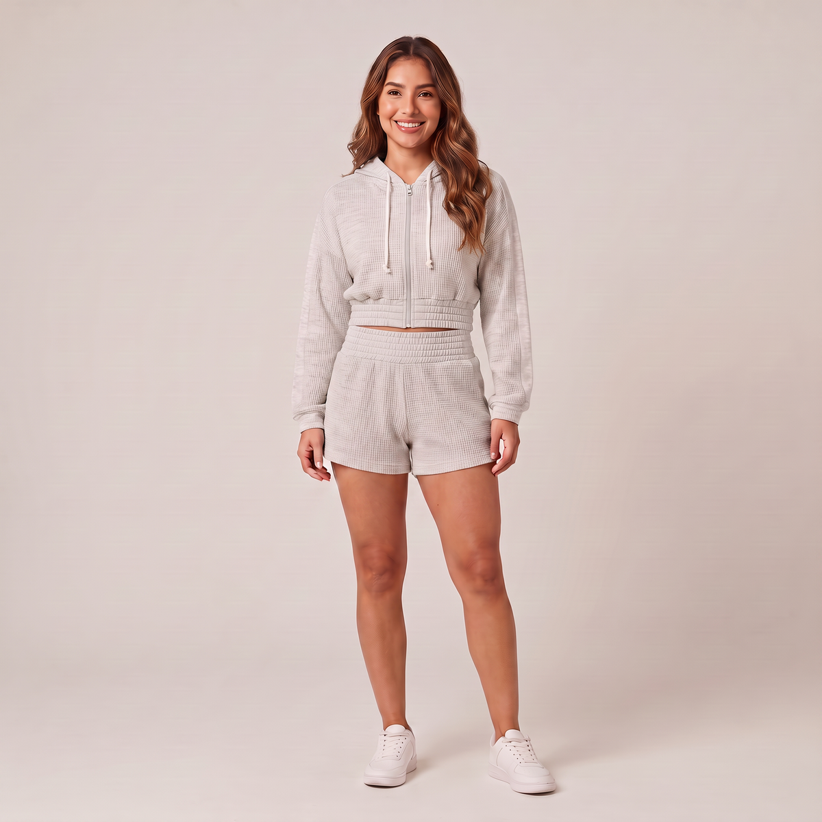 Conjunto waffle gris melange de mujer: campera corta con capucha y short de tiro alto