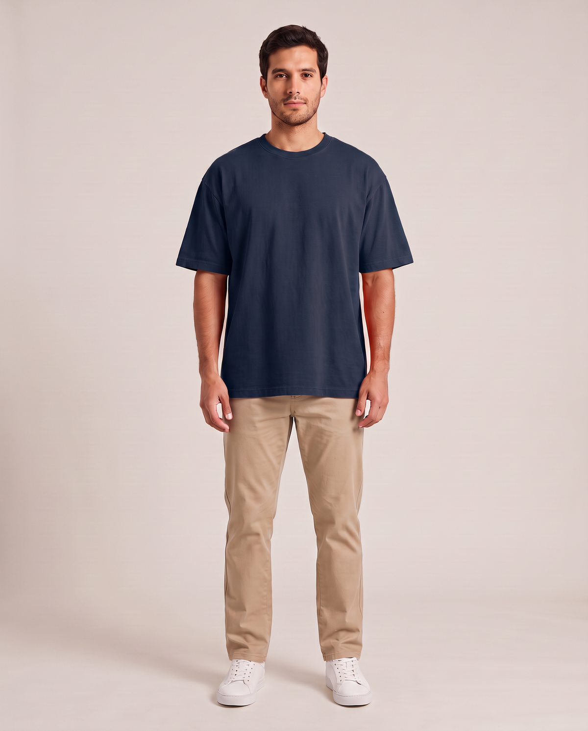 Remera oversize de hombre color azul de frente, fondo de estudio