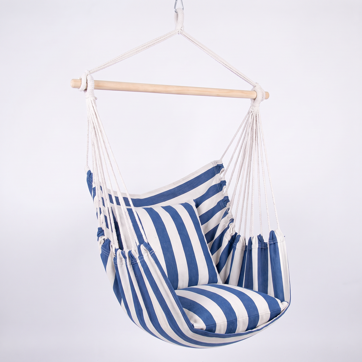 Hamaca sillón colgante con almohadones azul y blanco