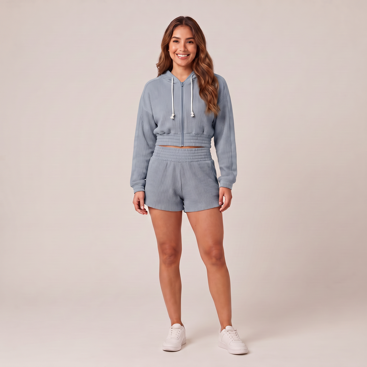 Conjunto waffle celeste de mujer: campera corta con capucha y short de tiro alto